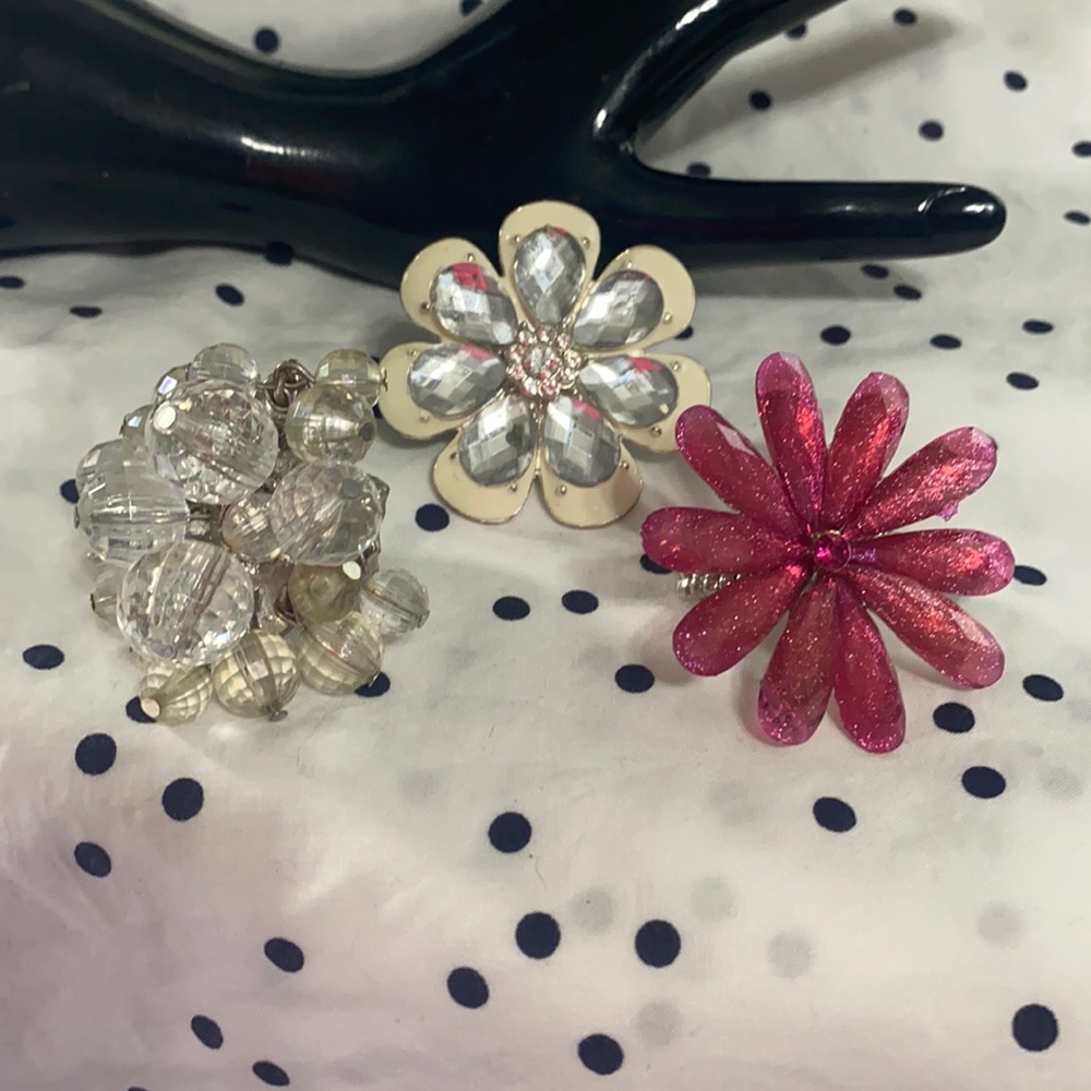 PRE OWNED!!! 3 metal rings. Adjustable